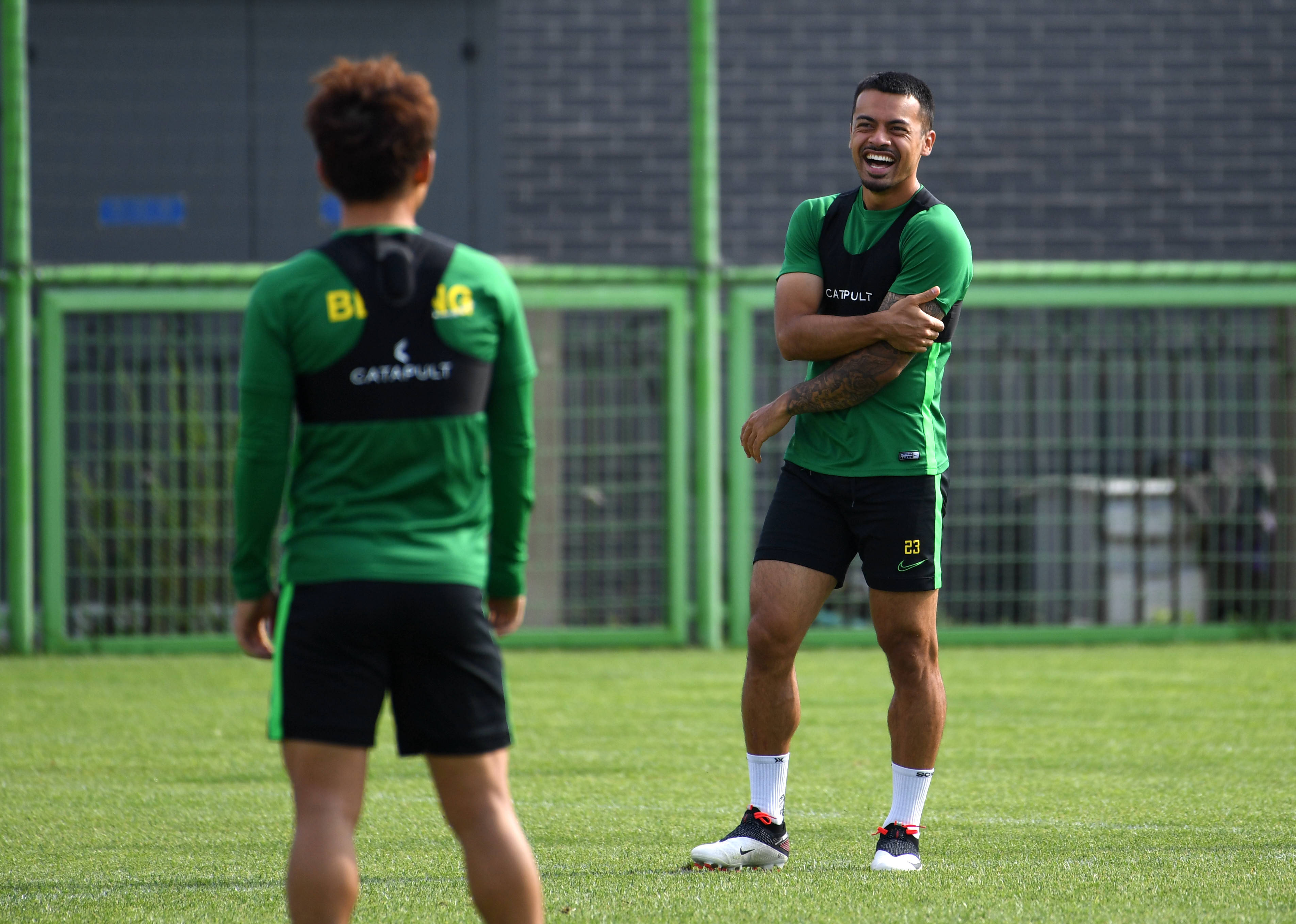 山东泰山训练开放日，赛前门线救险引欢呼，欧超杯在即，心理建设被强调的简单介绍-爱游戏链接